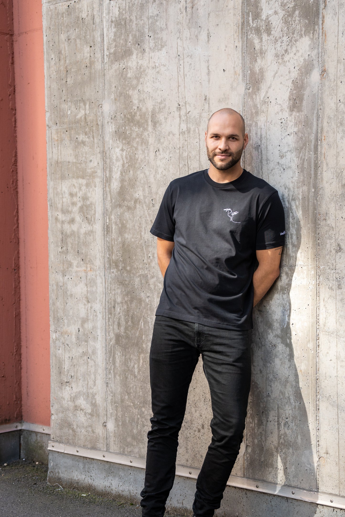 Ein Mann im bestickten T-Shirt