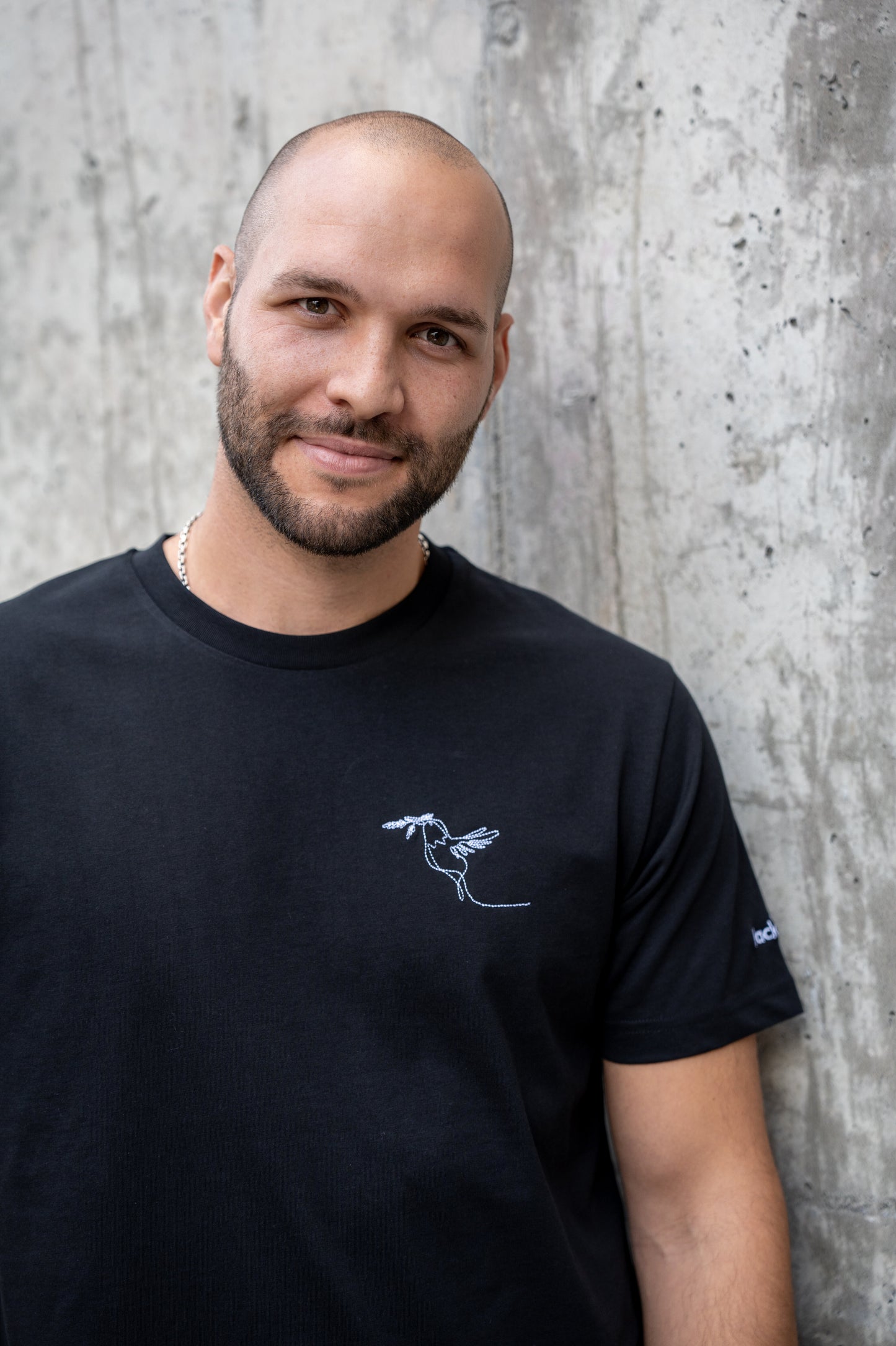 Ein bestickter Vogel auf einem T-Shirt