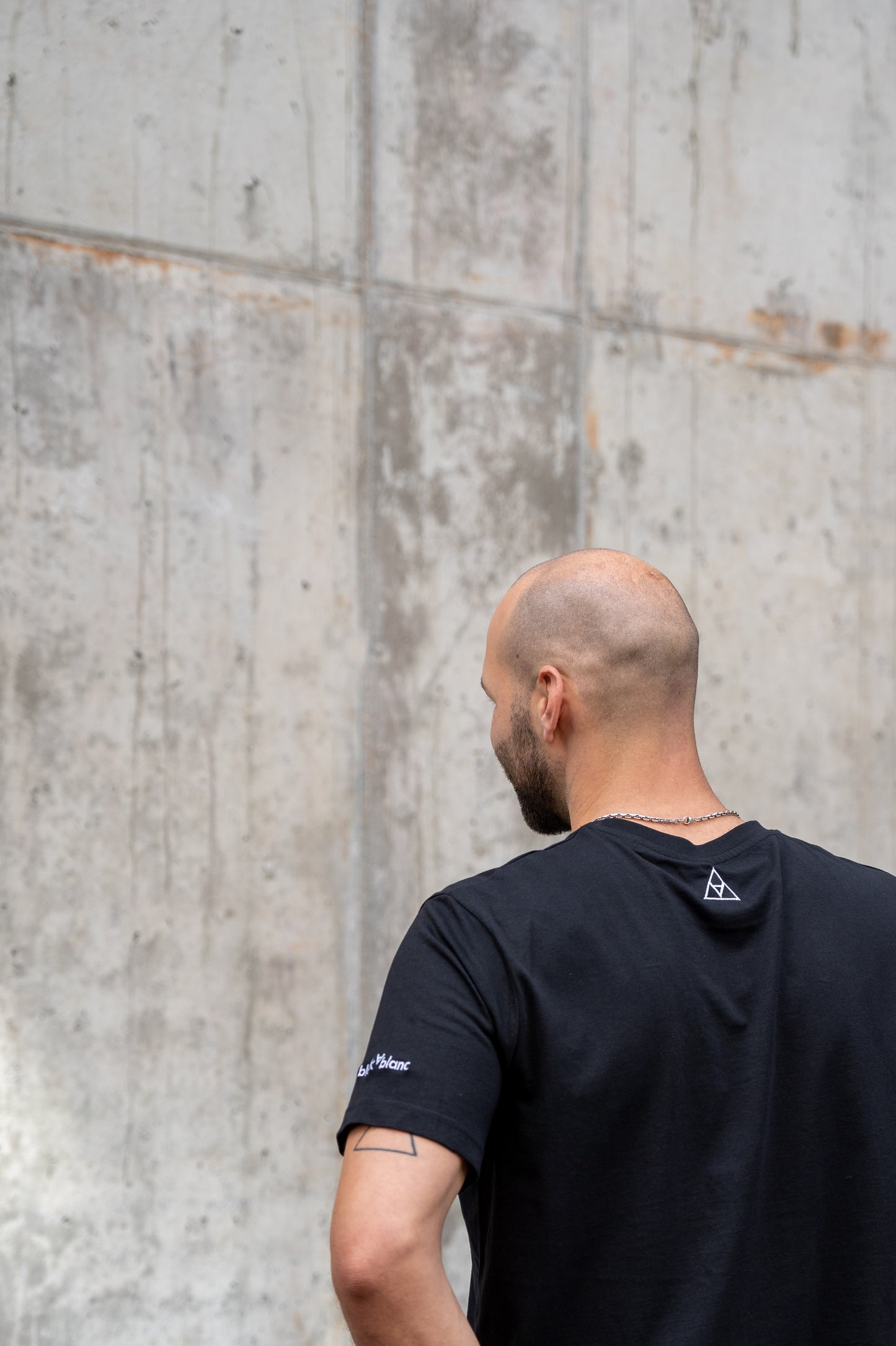 Ein oversized unisex T-Shirt in schwarz von black&blanc
