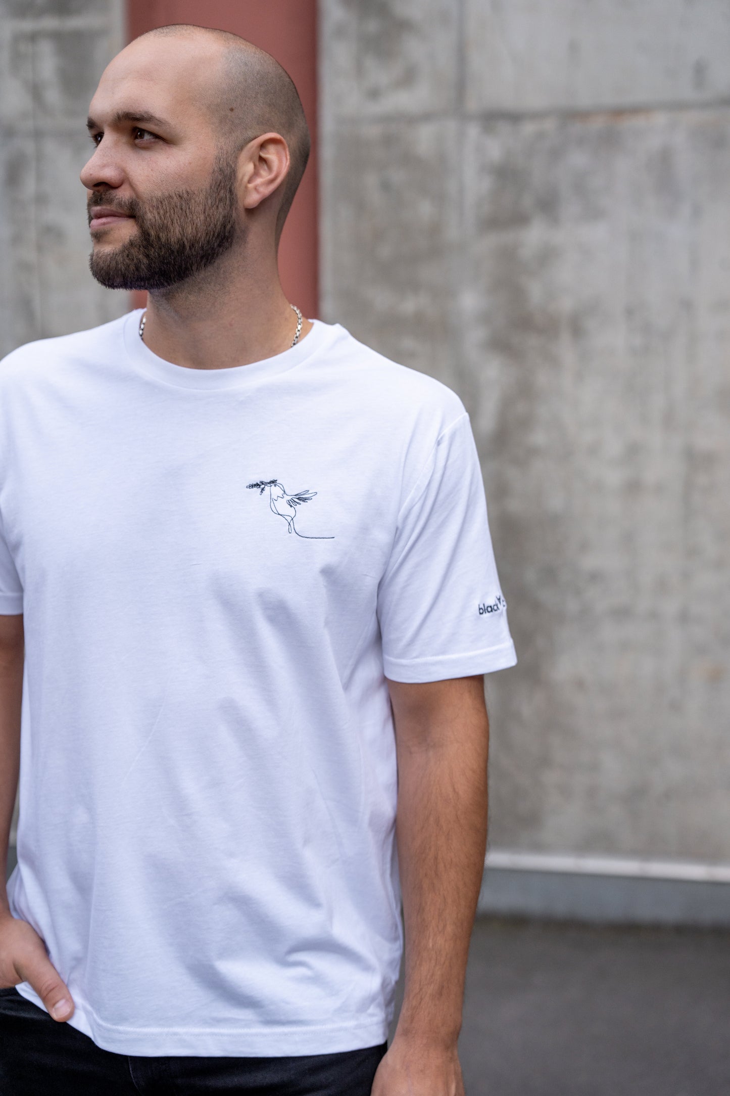 SlowFashion T-Shirt in weiß und Stickmotiv