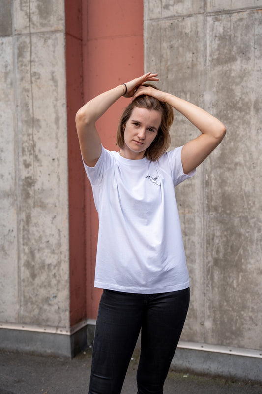 SlowFashion T-Shirt mit besticktem Motiv in weiß