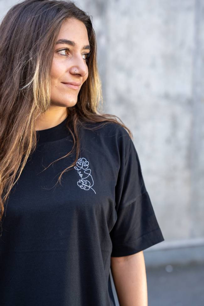 Bestickte Flower Lady auf schwarzem T-Shirt