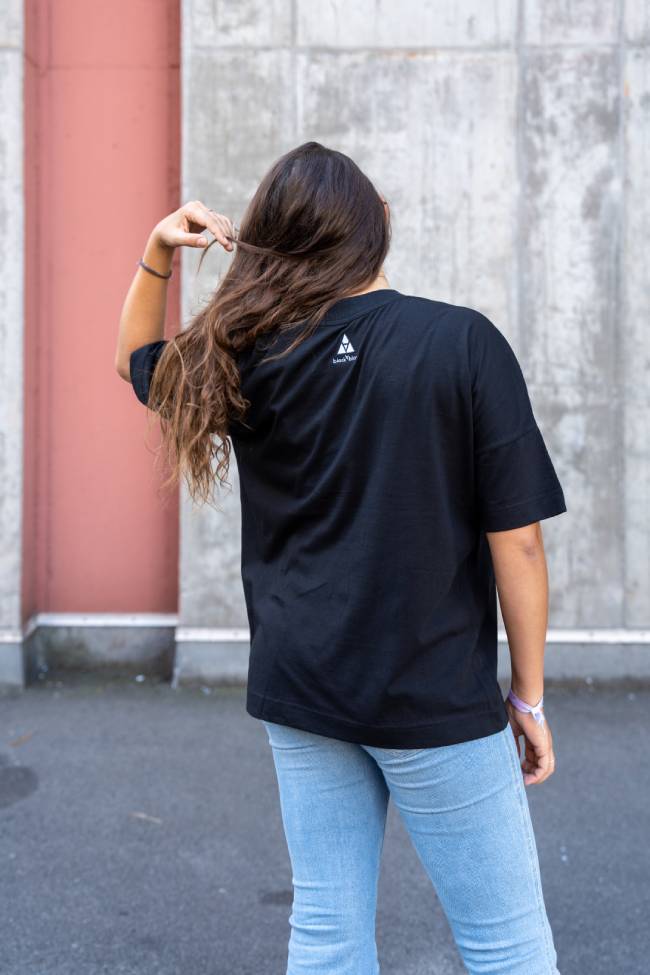Besticktes black&blanc Logo auf einem schwarzen T-Shirt