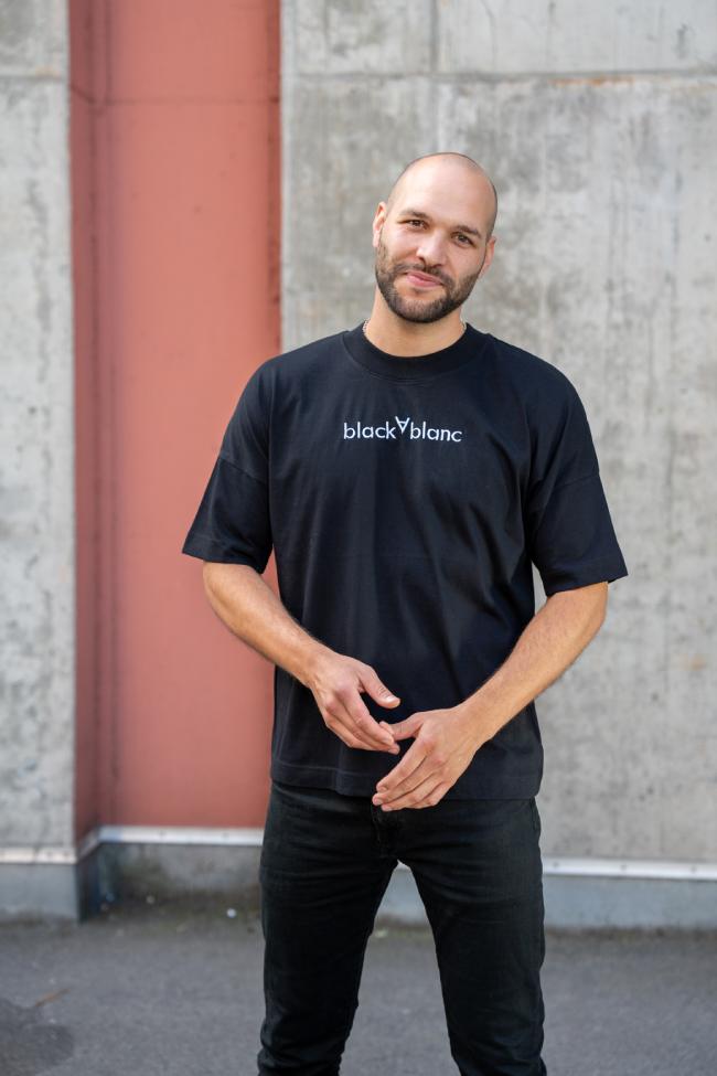 Das black&blanc promo T-Shirt in schwarz in L