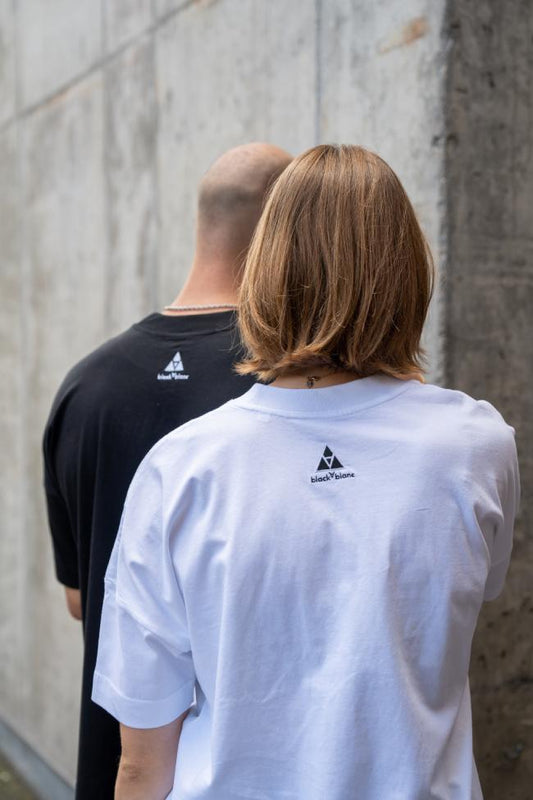 Das bestickte black&blanc promo T-Shirt in schwarz und weiß