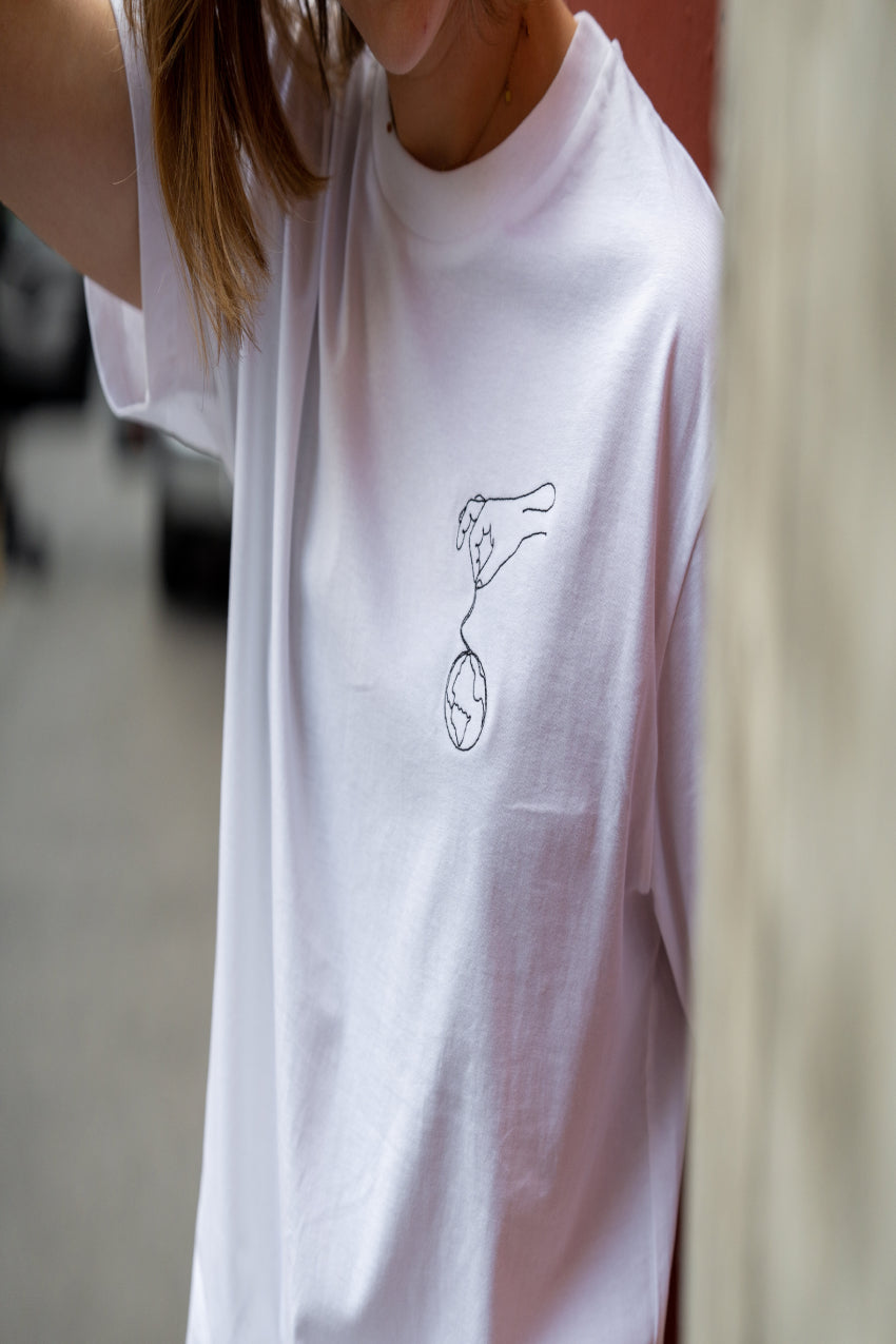 nachhaltiges t-shirt unisex in weiß mit Stick Motiv