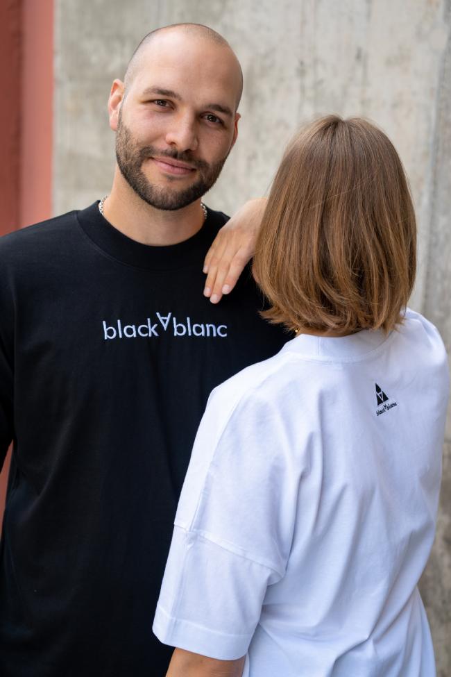 Das black&blanc promo T-Shirt in schwarz und weiß